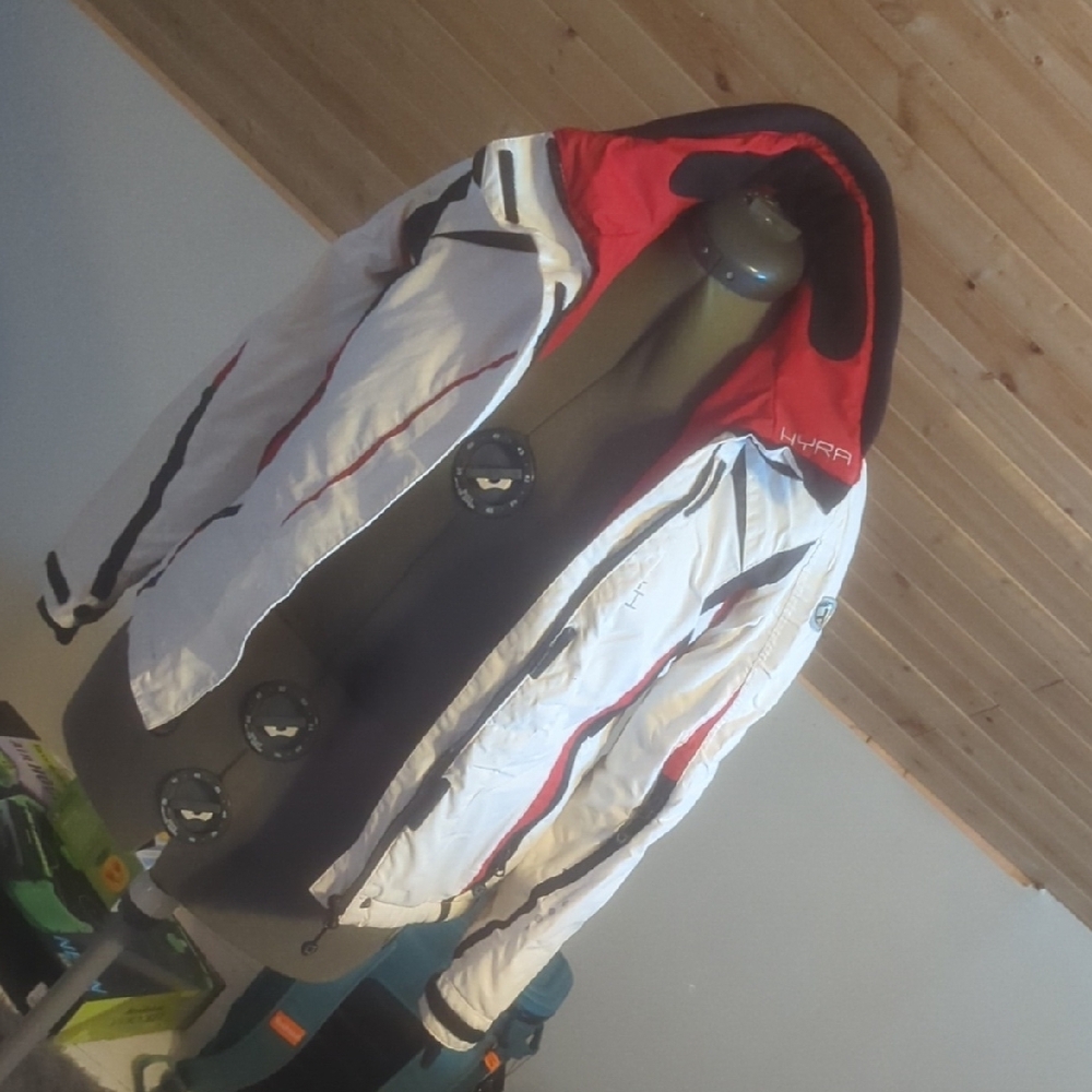 White and Red Ski Snow Jacket with Aerodynamic Design